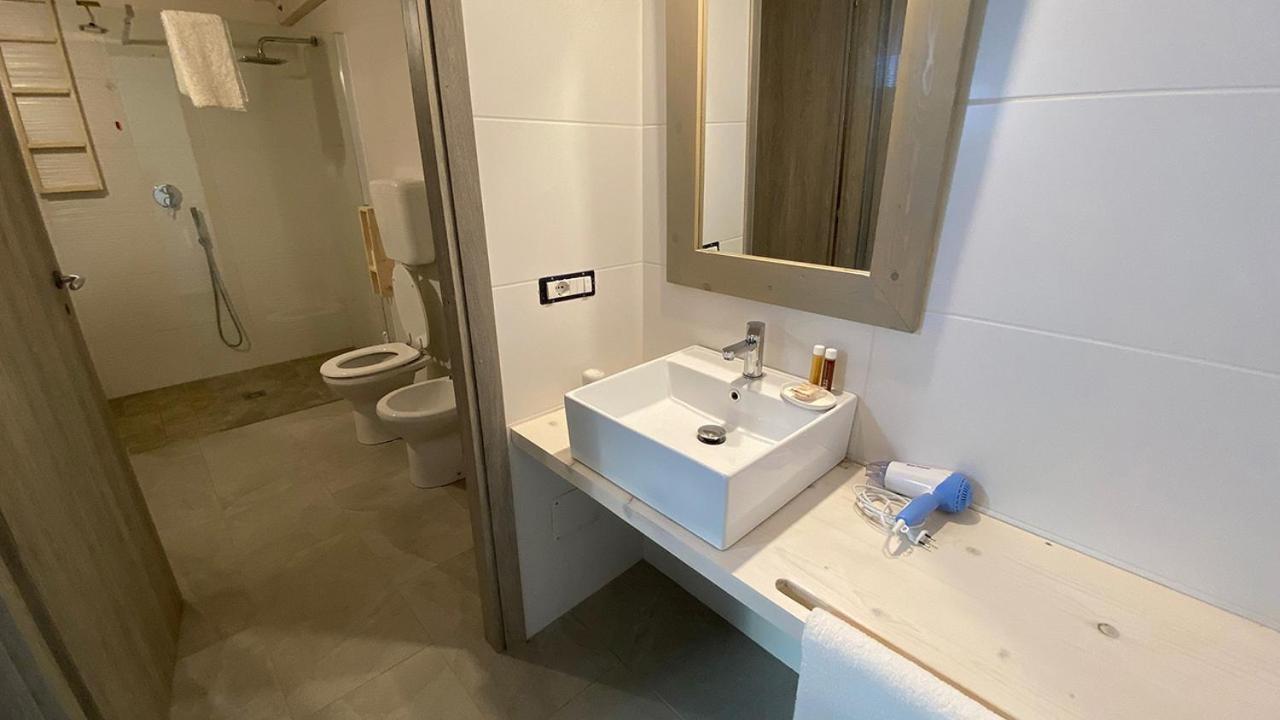 I Tre Schen Hotel Calasetta Kültér fotó